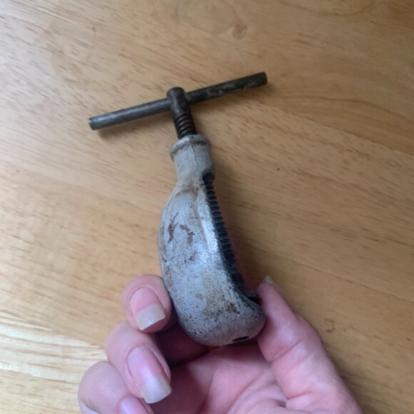 NUT CRACKER - Vintage WALNUT SHAPED Solid metal T-Bar Screw Vice Nut Cracker - Picture 9 of 9